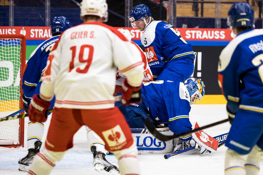 Leksands Calle Själin and Leksands goaltender Axel Brage