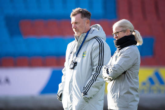 Peter Gerhardsson, head coach of Sweden, and Victoria