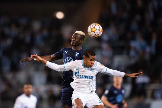 Bonke Innocent of Malmö FF and Wilmar Barrios of Zenit