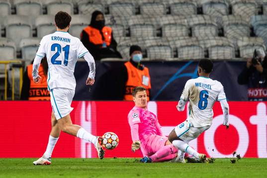 Wendel of Zenit and goalkeeper Johan Dahlin of Malmö FF