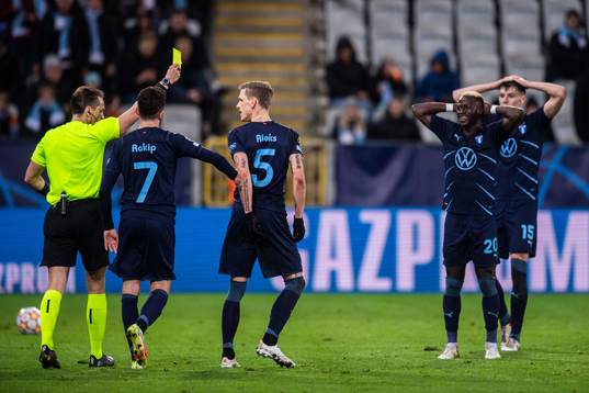 Referee Andris Treimanis shows Sören Rieks of Malmö FF a