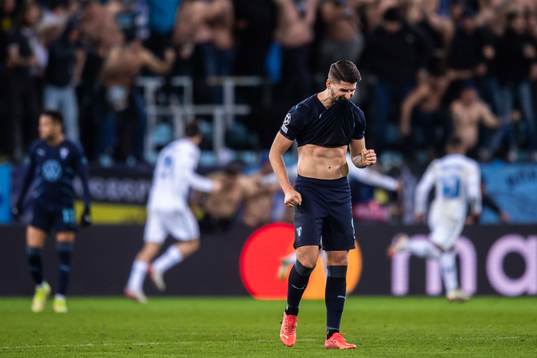 Antonio Colak of Malmö FF looks dejected