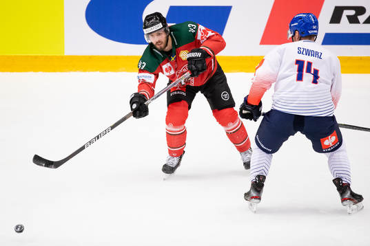Michael Spacek of Frölunda and Jordan Szwarz of Adler