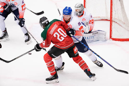 Joel Lundqvist of Frölunda and Denis Reul of Adler Mannheim