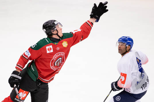 Elmer Söderblom of Frölunda and Nigel Dawes of Adler