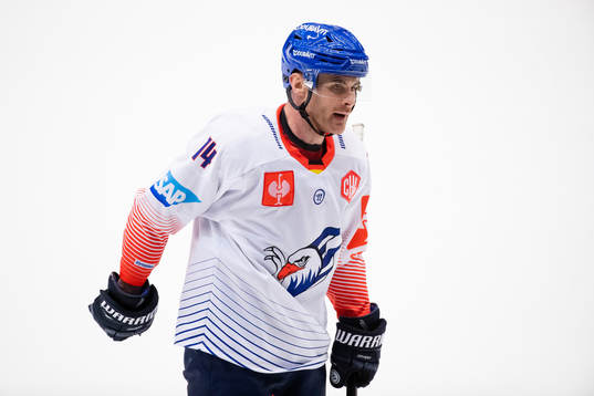 Jordan Szwarz of Adler Mannheim
