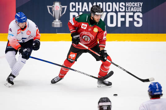Valentino Klos of Adler Mannheim and Jacob Olofsson of