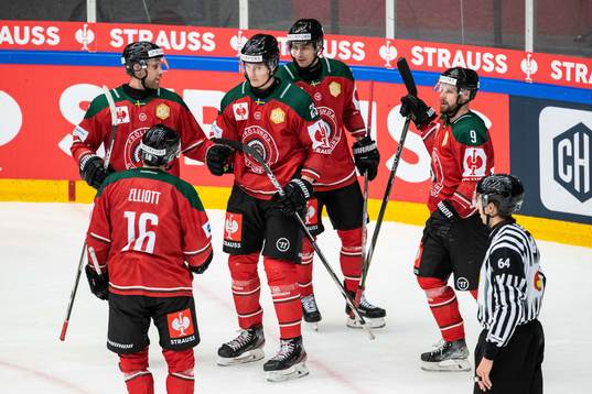 Elmer Söderblom of Frölunda celebrate with teammates