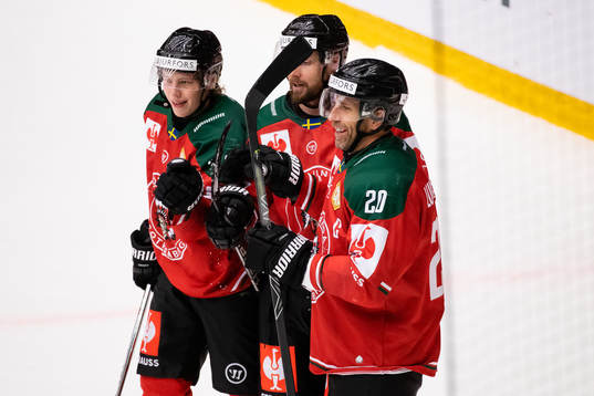 Jan Mursak of Frölunda celebrates scoring 4-1 with team