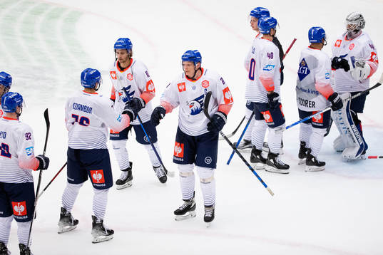 Players of Adler Mannheim looks dejected