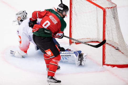 Jan Mursak of Frölunda scores 4-1