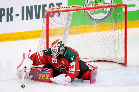 Goalkeeper Niklas Rubin of Frölunda with a save