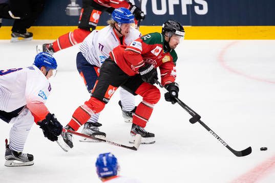 Patrik Carlsson of Frölunda and Florian Elias of Adler