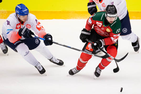 Tim Wohlgemuth of Adler Mannheim and Patrik Carlsson of