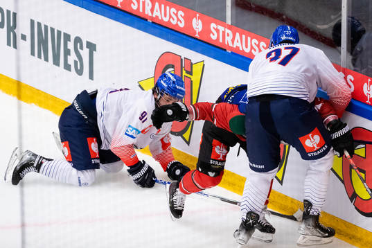 Ryan Lasch of Frölunda and Thomas Larkin of Adler Mannheim