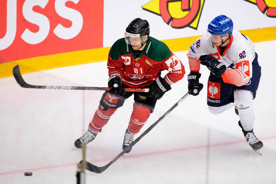 Ryan Lasch of Frölunda and Philipp Preto of Adler Mannheim