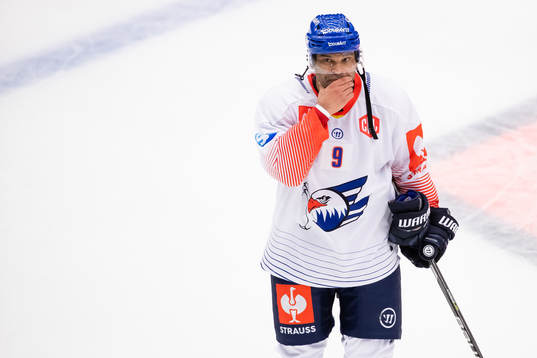 Nigel Dawes of Adler Mannheim looks dejected