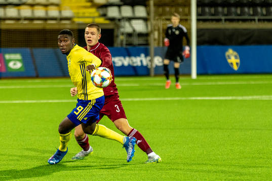 Sveriges Emmanuel Tannor 0ch Lettland  Alans Kangars
