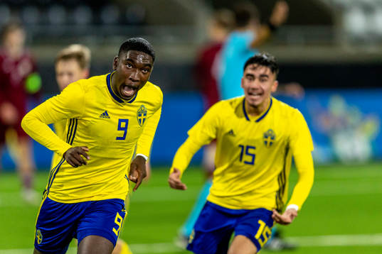 Sveriges Emmanuel Tannor och Alexander Hughes jublar