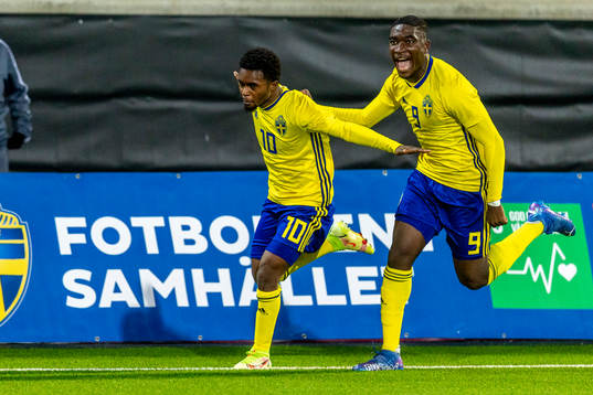 Sveriges Jardell Kanga och Emmanuel Tannor jublar