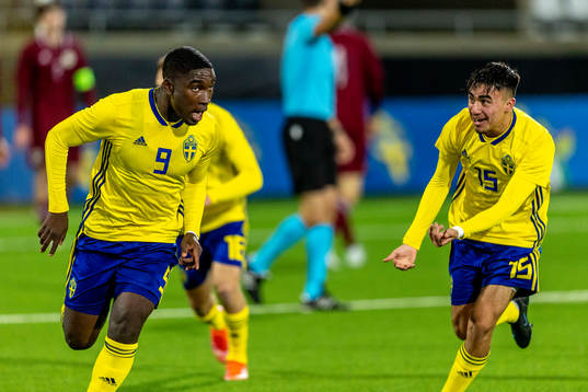 Sveriges Emmanuel Tannor och Alexander Hughes jublar