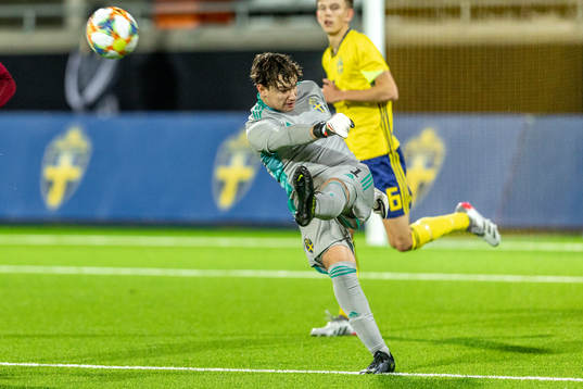 Sveriges målvakt Bishesari Elis