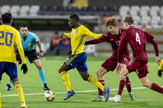 Sveriges Emmanuel Tannor och Lettlands Märtinš dzintars