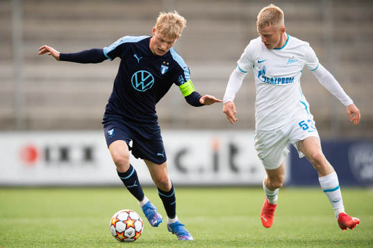 Melker Widell of Malmö FF and Aleksandr Sandrachuk of Zenit