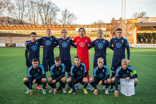 The starting eleven of Malmö FF pose for a team photo