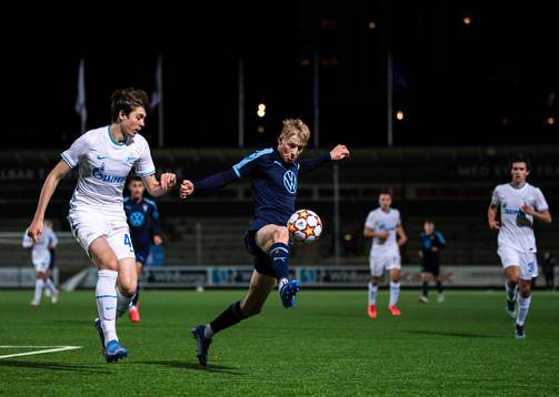 Artem Kasimov of Zenit and Melker Widell of Malmö FF