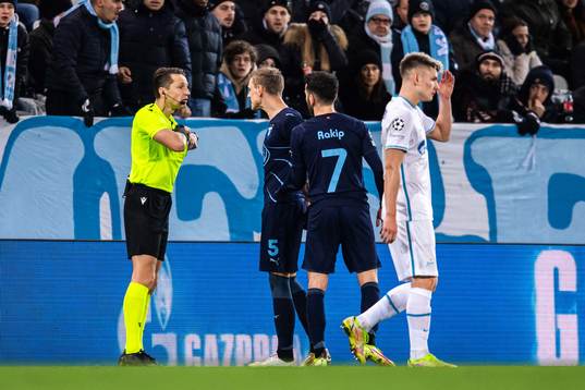 Referee Andris Treimanis and Sören Rieks of Malmö FF