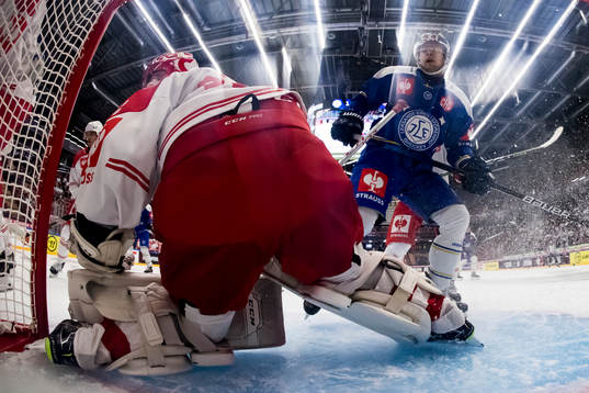 Leksands Jesper Kandergård and Klagenfurts goaltender