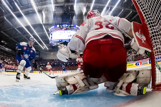Leksands Carter Ashton and Klagenfurts goaltender Sebastian
