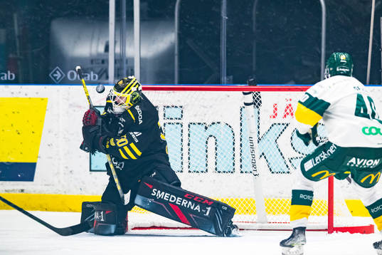 s målvakt Pavel Khomchenko med en räddning