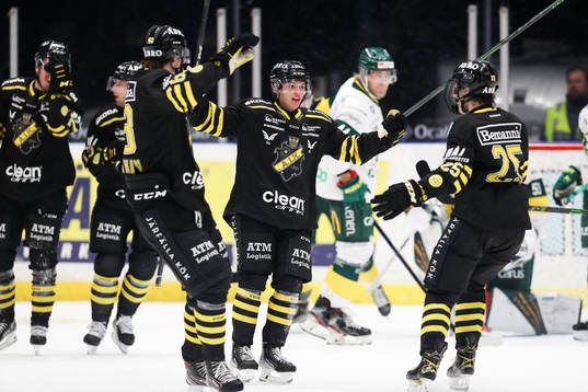 s Filip Bratt jublar med lagkamrater