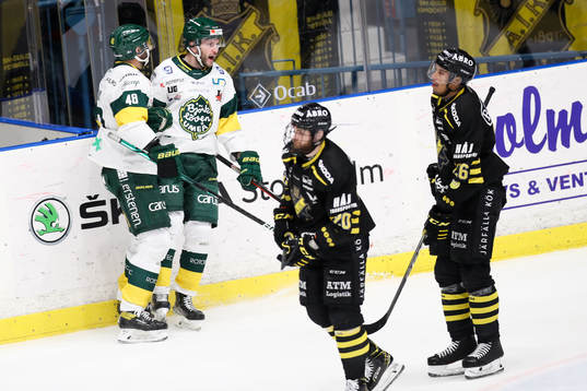 Björklövens Sebastian Selin jublar med Daniel Rahimi