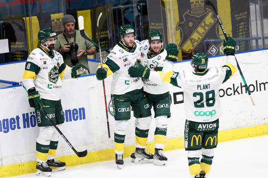 Björklövens Sebastian Selin jublar lagkamrater
