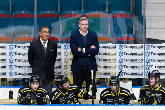 s tränare Anton Blomqvist  ser fundersam ut