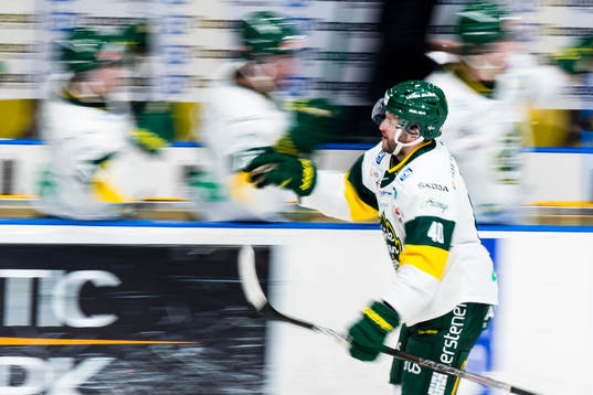 Björklövens Sebastian Selin gör 1-3 och jublar med