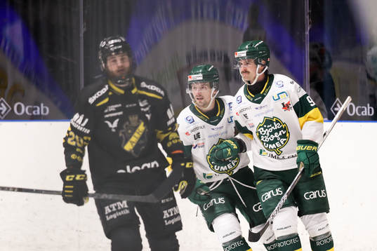 Björklövens Alex Hutchings jublar