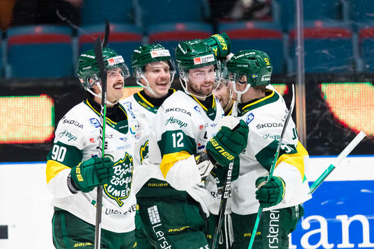 Björklövens Ryan Gropp (m) jublar med lagkamrater