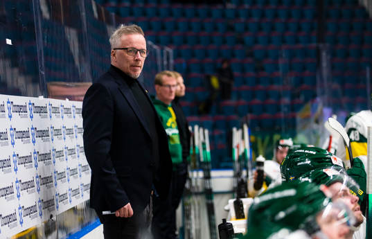 Björklövens tränare Hans Wallson ser nöjd ut
