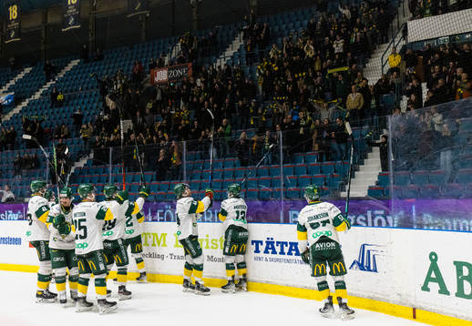 Björklövens spelare tackar Björklövens supportar