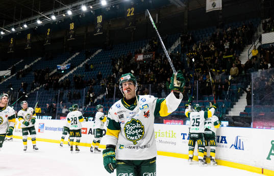 Björklövens Alex Hutchings tackar Björklövens supportar