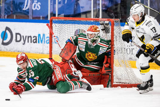 Moras Olle Strandell  och Moras målvakt Andreas Ljunggren