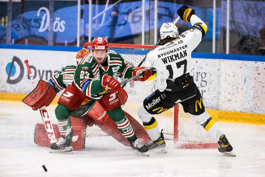 Moras Axel Bergkvist och Västerås William Wikman framför