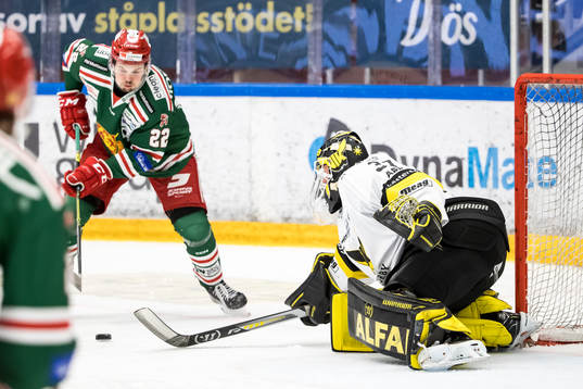 Moras Måns Carlsson och Västerås målvakt Johan