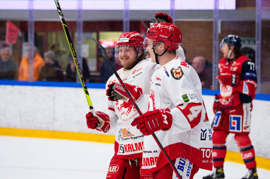 Troja/Ljungbys Oscar Öhman jublar med Emil Eriksson
