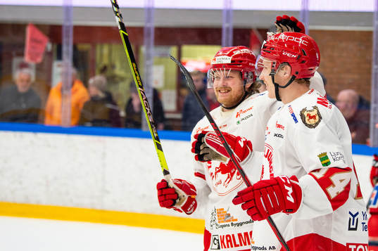 Troja/Ljungbys Oscar Öhman jublar med Emil Eriksson