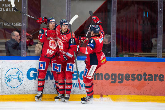 Västerviks Viktor Liljegren jublar med lagkamrater